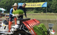 남경필지사 파주 농가서 모내기 시연