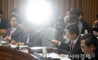 [포토]이낙연 총리 인사청문위원장에 정성호 의원