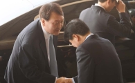 [포토]차장검사들과 인사하는 윤석열 서울중앙지검장 