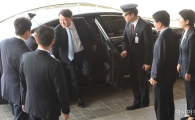 [포토]차장검사들과 인사하는 윤석열 서울중앙지검장 