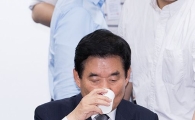 [포토]물 마시는 김진표 위원장
