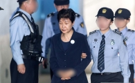 [포토]법정으로 향하는 박근혜 