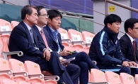 [포토]잉글랜드-기니 경기 지켜보는 신태용 감독