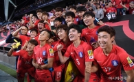 [포토]축구대표팀, '16강 진출 기쁨은 팬들과 함께'