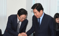 [포토]악수하는 김진표-이한구