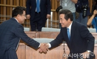 [포토]인사 나누는 이낙연·이철희