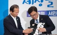 [포토]평창동계올림픽 마스코트 선물받는 우원식 원내대표