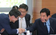 [포토]국정기획위원들과 인사하는 김진표 위원장
