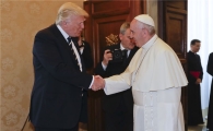 악수하는 프란치스코 교황-트럼프 대통령…"반갑습니다"
