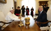 "우리 초면이죠?"…교황 만난 트럼프, 어색한 미소