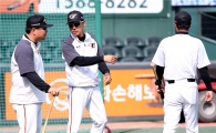 [포토]코치들과 이야기하는 이상군 감독대행