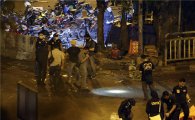 [포토]폭발 현장 조사하는 인니 경찰들