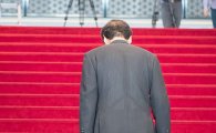 [포토]계단 오르는 이낙연 총리 후보자
