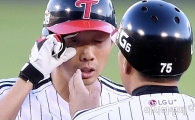 [포토]김용의, '눈에 먼지가…'