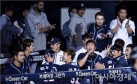 [포토]두산 더그아웃, '턱밑까지 추격했어'