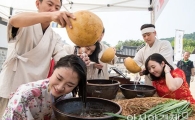 [포토]'전통의상 입고, 청포물에 머리감기'