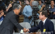 [포토]인사 나누는 서훈·김동철