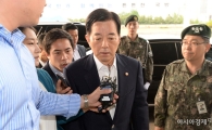 [포토]출근길 질문 받는 국방장관 