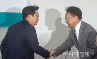 [포토]인사 나누는 전병헌·유일호