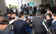 [포토]이경재 변호사에 쏠린 시선