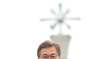 文 대통령, “체계적이고 안정적 금융 지원 위해 해양선박금융공사 설립”(종합)