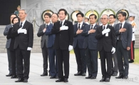 [포토]국기에 대한 경례하는 이낙연 신임 국무총리