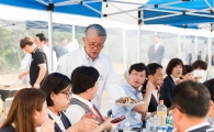 '일일 주방장' 최신원 회장, SK매직 임직원과 '바비큐' 소통