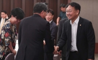 [포토]참석자들과 악수하는 유일호 경제부총리 