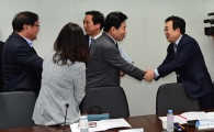 [포토]악수하는 김진표 위원장-서병수 부산시장