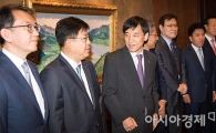 [포토]시중 은행장 만나는 이주열 총재