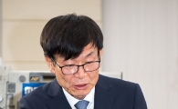 [포토]자료 챙기는 김상조 후보자