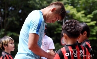 [포토]축구 꿈나무들에게 사인 해주는 이근호