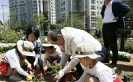 [포토]아이들과 함께 꽃묘심는 박홍섭 마포구청장
