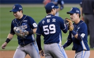 [포토]구창모, '병살 수비 고마워'