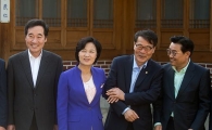 [포토]추미애 대표, '장하성 실장과 친하게'