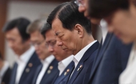 [포토]묵념하는 한민구 국방부 장관