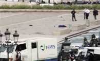 [포토]경찰에 제압된 파리 테러범
