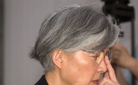 [포토]안경 바로쓰는 강경화 후보자