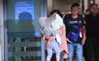 [포토]입국하는 정유라씨 아들 신 모군과 보모 