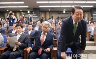 [포토]자리에서 일어나는 박주선 비대위원장