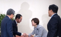 [포토]인사 나누는 진선미·김도읍