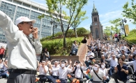 [포토]6월항쟁의 중심지, 명동성당 앞에서