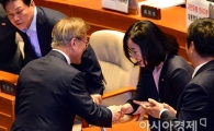 [포토]인사 나누는 문재인 대통령·김현아 의원