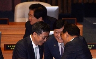 [포토]국무위원들과 인사 나누는 김동연 경제부총리