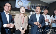 [포토]청년취업자들과 밝게 웃는 김동연 부총리