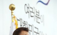 文 대통령, 청와대 첫 초청 민간인 '국가유공자·보훈가족'(종합)