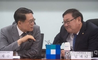 [포토]이야기 나누는 김재수·김태년