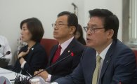 정우택 "송영무, '무소신, 무책임, 황당답변'…임명은 국민모독"