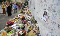 [포토]희생자 추모하는 런던 화재 현장