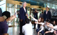 [포토]강경화, 임명장 받자마자 외교부로